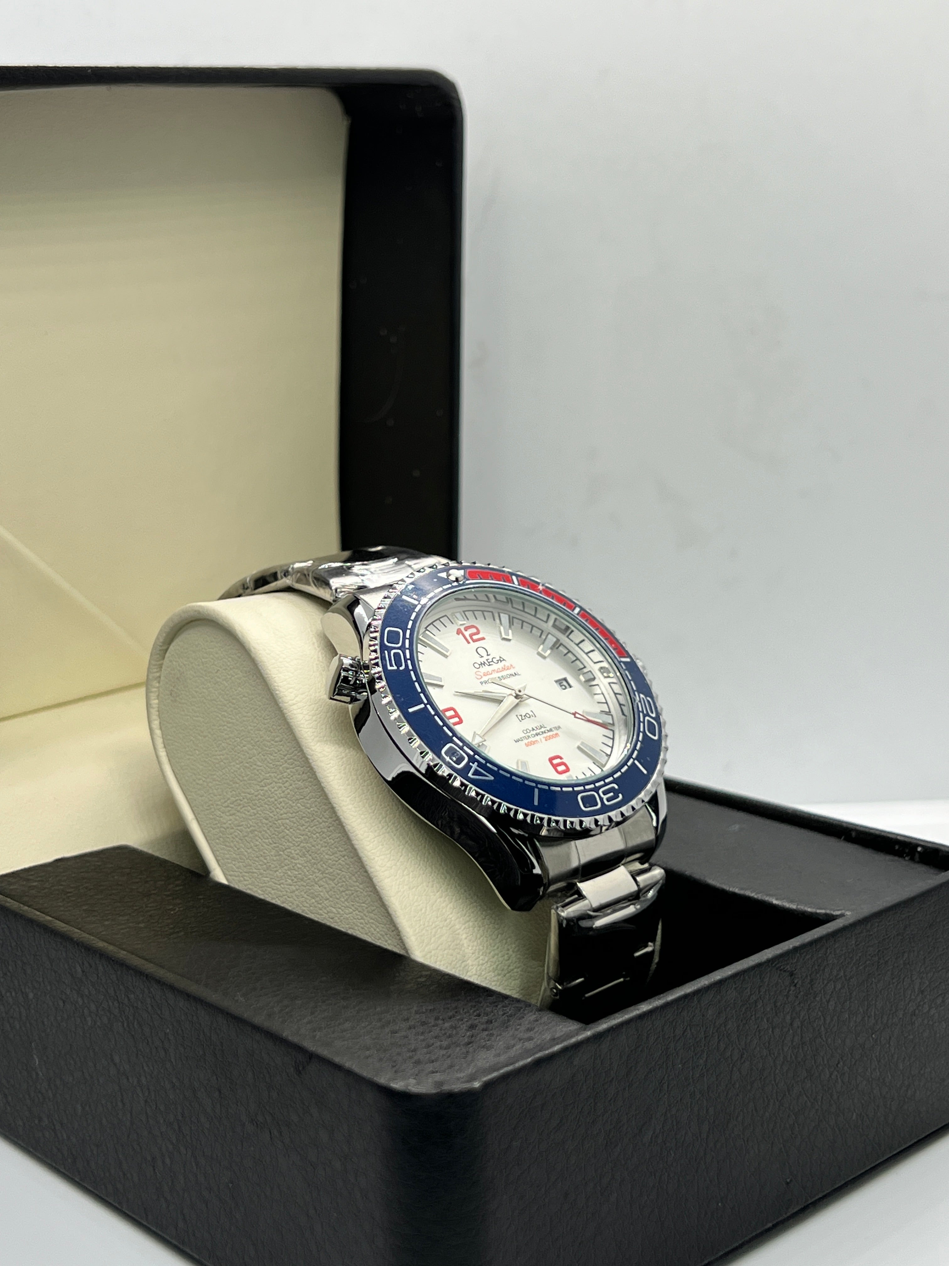 Omega Seamaster Professional Co-Axial Master Chronometer – White Dial Blue Bezel