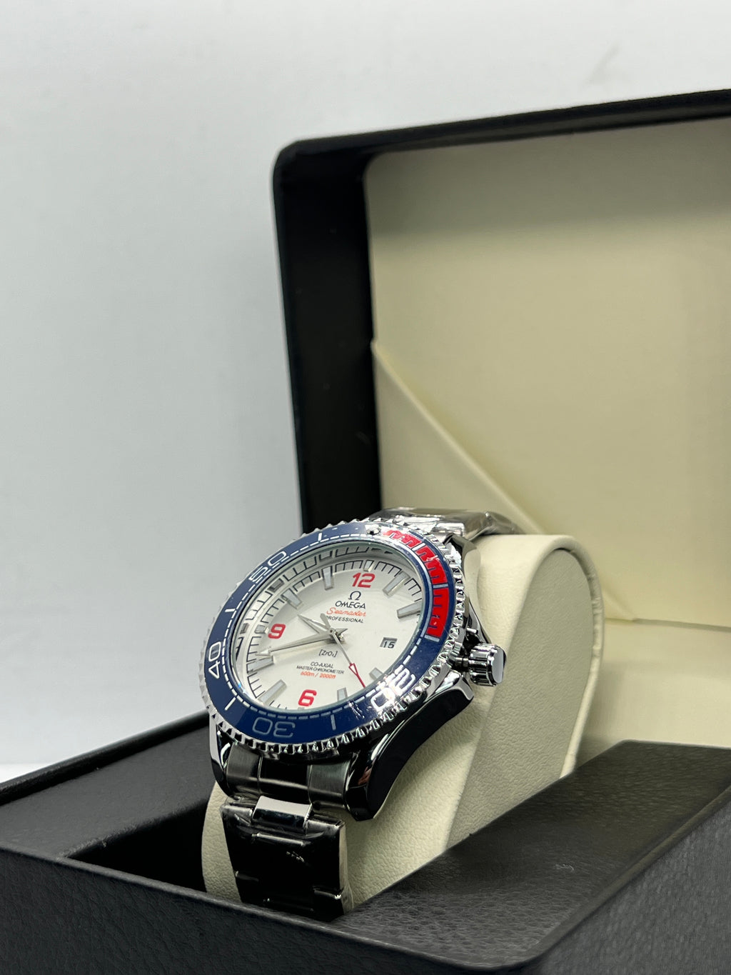 Omega Seamaster Planet Ocean 600M – White Dial | Blue & Red Bezel | Swiss SemiAutomatic
