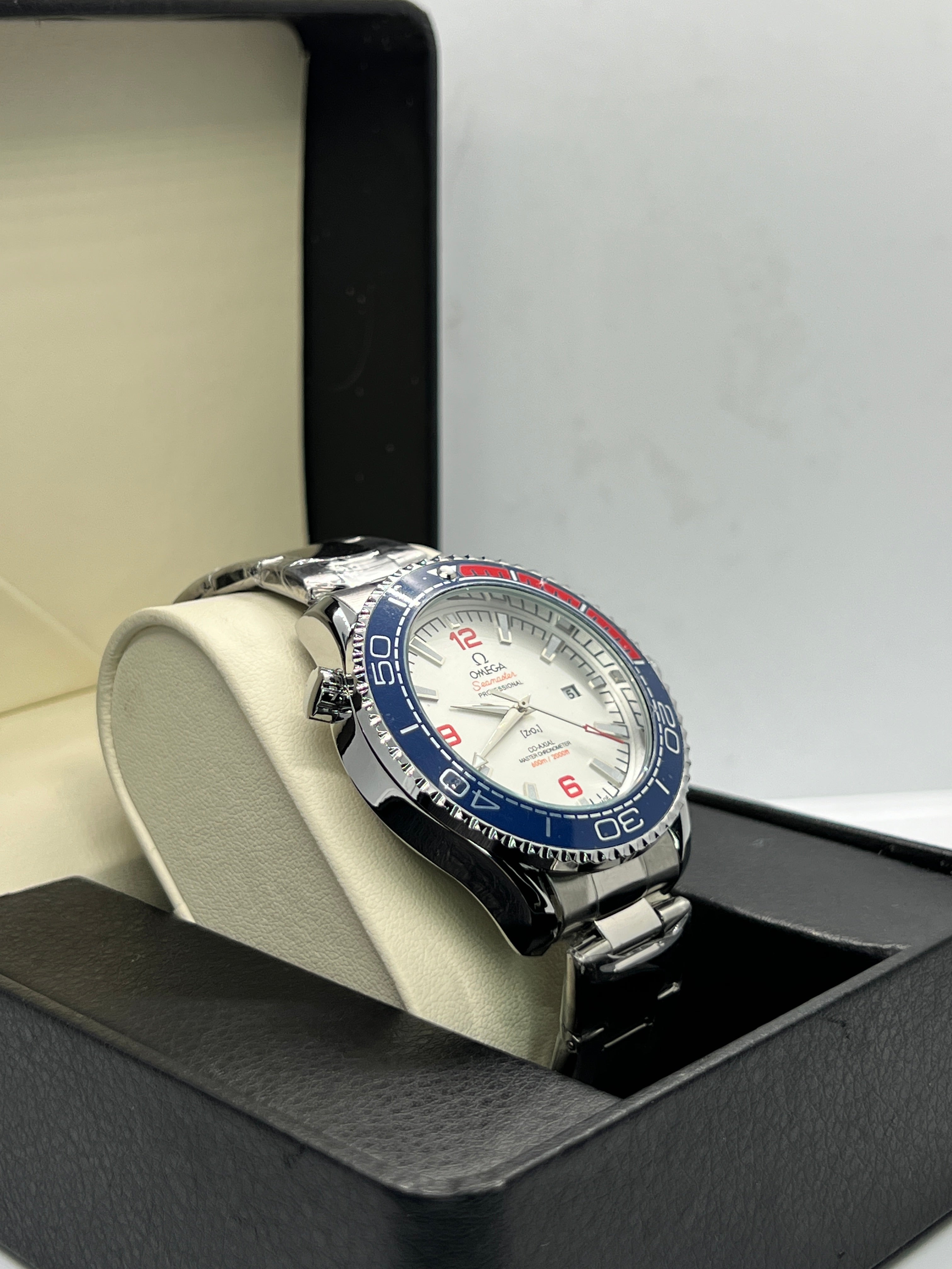 Omega Seamaster Planet Ocean 600M – White Dial | Blue & Red Bezel | Swiss SemiAutomatic