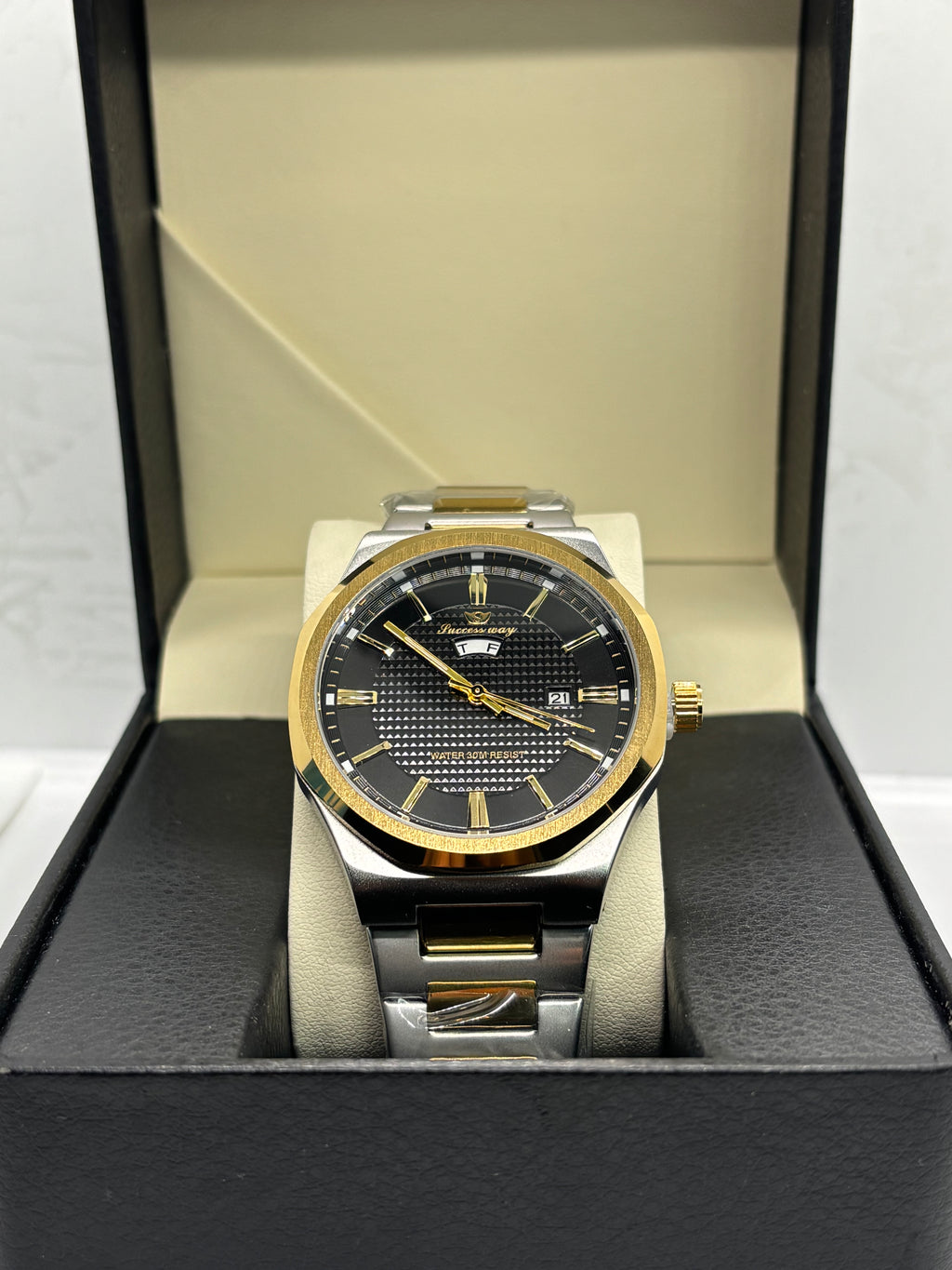 Success Way Two-Tone Stainless-Steel Luxury Watch – Black Textured Dial | Day-Date Display | Polished Bracelet