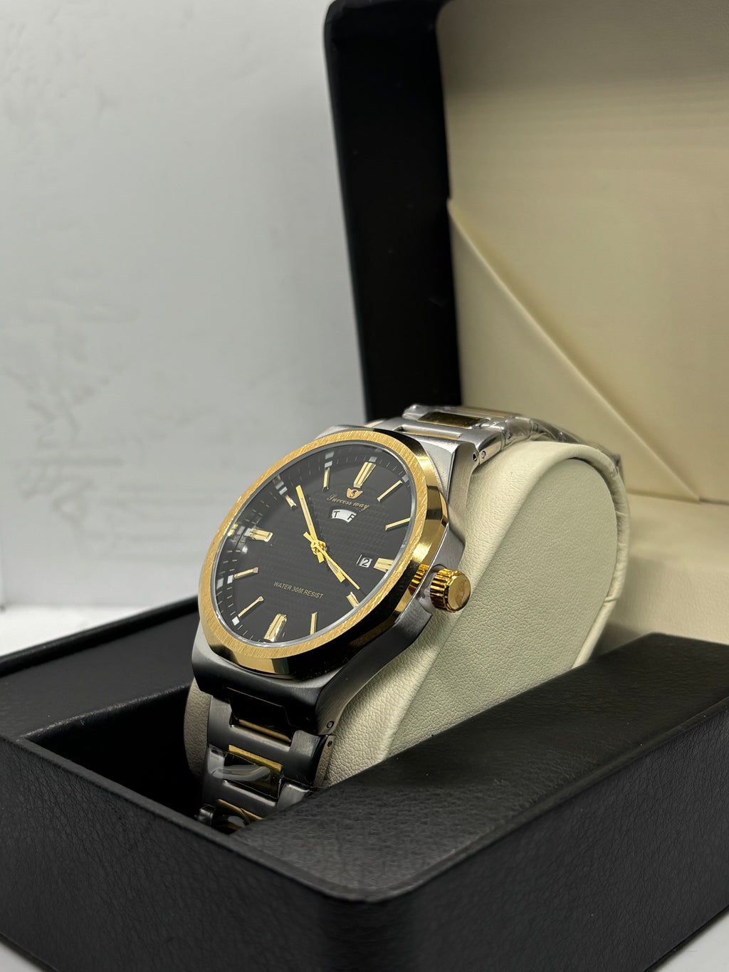 Success Way Two-Tone Stainless-Steel Luxury Watch – Black Textured Dial | Day-Date Display | Polished Bracelet