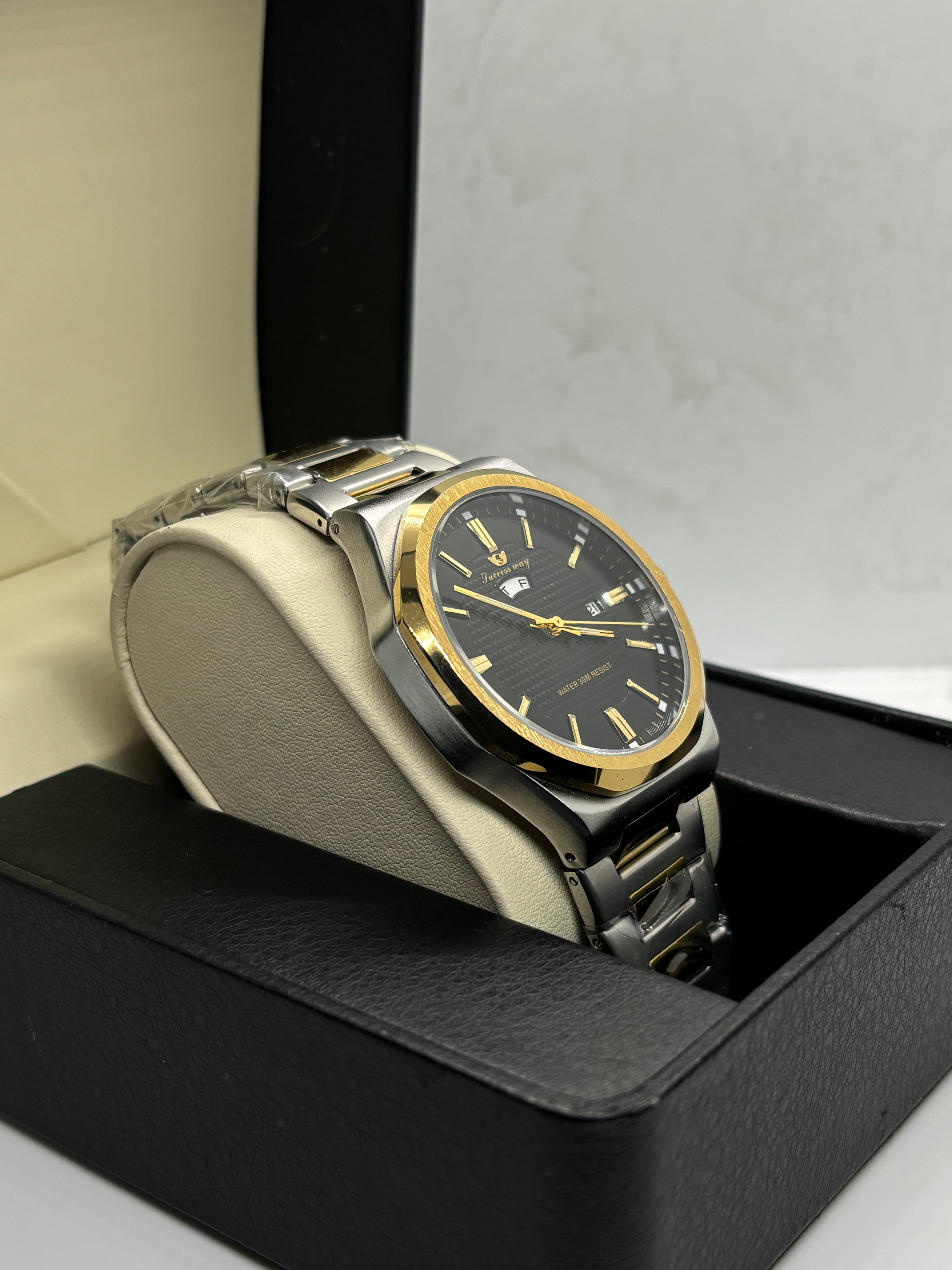 Success Way Two-Tone Stainless-Steel Luxury Watch – Black Textured Dial | Day-Date Display | Polished Bracelet